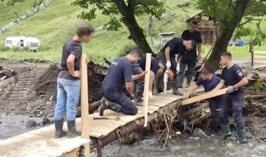 Pompierii dâmbovițeni, punte de speranță pentru familiile izolate din Dârmoxa, Suceava Pompierii dâmbovițeni au construit o punte pentru două familii izolate în Dârmoxa, Suceava În urma inundațiilor severe care au afectat județul Suceava, pompierii din toată țara au răspuns prompt pentru a veni în sprijinul comunităților izolate. Printre aceștia, echipa ISU „Basarab I” Dâmbovița a primit în coordonare sectorul Dârmoxa, un sat aparținând orașului Broșteni. În urma recunoașterilor efectuate pe teren, pompierii au identificat două familii care, după ce viiturile au distrus trecerea peste pârâu, improvizaseră o cale precară de acces către casele lor. Pentru a le oferi o soluție sigură și durabilă, echipa dâmbovițeană a construit o punte pietonală din lemn, oferind astfel familiilor siguranța deplasării. Bucuria copiilor și recunoștința părinților au fost cele mai frumoase răsplăți pentru efortul pompierilor, confirmând încă o dată că misiunea lor este acolo unde este nevoie. Pe lângă această intervenție, pompierii dâmbovițeni continuă să sprijine comunitățile afectate, prin evacuarea apei din gospodării, curățarea aluviunilor, deblocarea drumurilor și alte acțiuni de urgență, în colaborare cu autoritățile locale și colegii din alte județe. La această misiune deosebită au participat pompierii: Maior Stan Claudiu, Plt. adj. Tănase Mihai, Sld. Ilinca George, Sld. Stănescu Alexandru, Plt. adj. Chițu Dragoș, Plt. adj. Leotescu Eusebiu, Sld. Rașcu Lorin, Sld. Ciulu George Alexandru, Sld. Pavel Ionuț Mihai, Plt. adj. șef Niculae Iulian, Plt. adj. Badea Iulisan, Sld. Sărățeanu Andrei, Sld. Hangiu Andrei, Sg. maj. Jaga Andy și Sg. maj. Minciună Ionuț. ISU Dâmbovița le mulțumește tuturor pentru implicarea, dedicarea și spiritul de echipă de care au dat dovadă în această misiune umanitară.