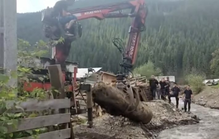 Pompierii dâmbovițeni, punte de speranță pentru familiile izolate din Dârmoxa, Suceava 