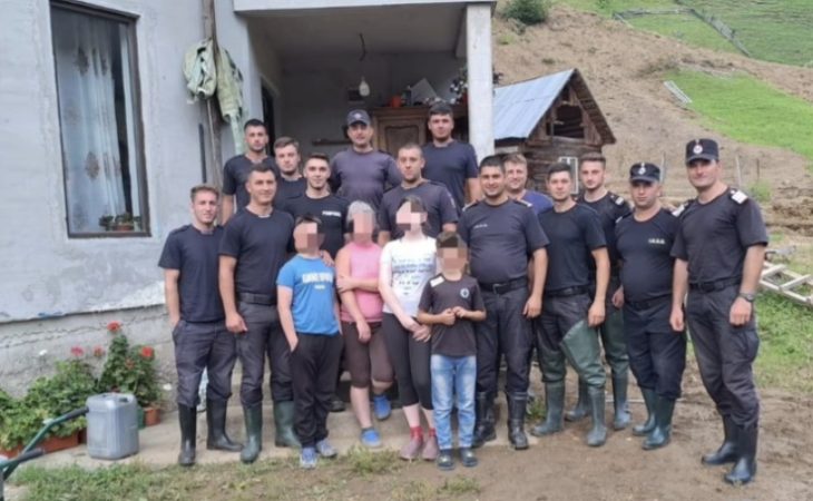 Pompierii dâmbovițeni, punte de speranță pentru familiile izolate din Dârmoxa, Suceava 