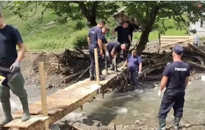 Pompierii dâmbovițeni, punte de speranță pentru familiile izolate din Dârmoxa, Suceava 