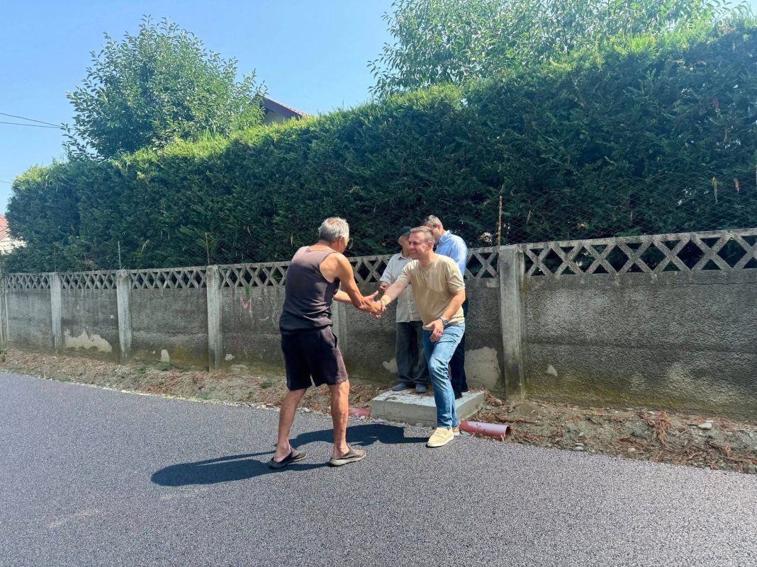 Primarul comunei Răzvad, Emanuel Spătaru: Lucrările de asfaltare continuă în forță!