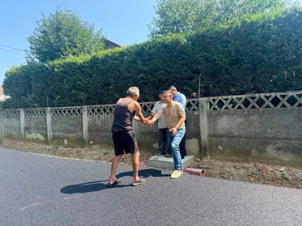 Primarul comunei Răzvad, Emanuel Spătaru: Lucrările de asfaltare continuă în forță! Primarul comunei Răzvad, Emanuel Spătaru: Lucrările de asfaltare continuă în forță!