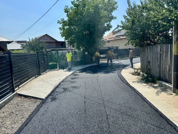 Primarul comunei Răzvad, Emanuel Spătaru: Lucrările de asfaltare continuă în forță!