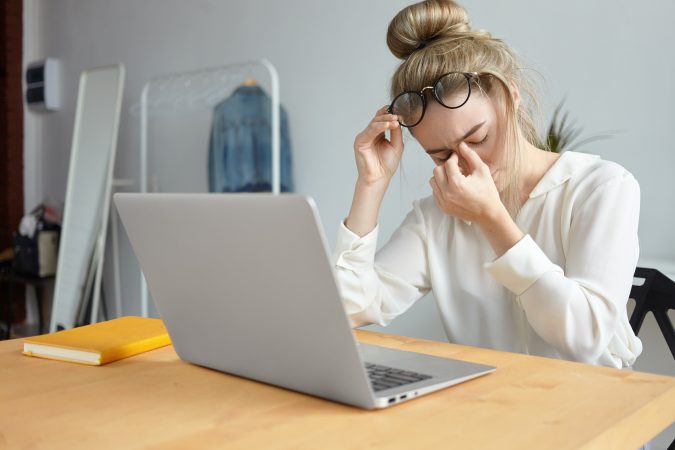 De la ecrane la oboseală cronică – riscurile dependenței de tehnologie