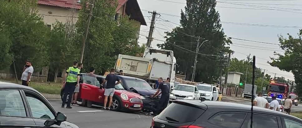 Accident rutier pe DN 1A, în localitatea Butimanu, doi șoferi răniți
