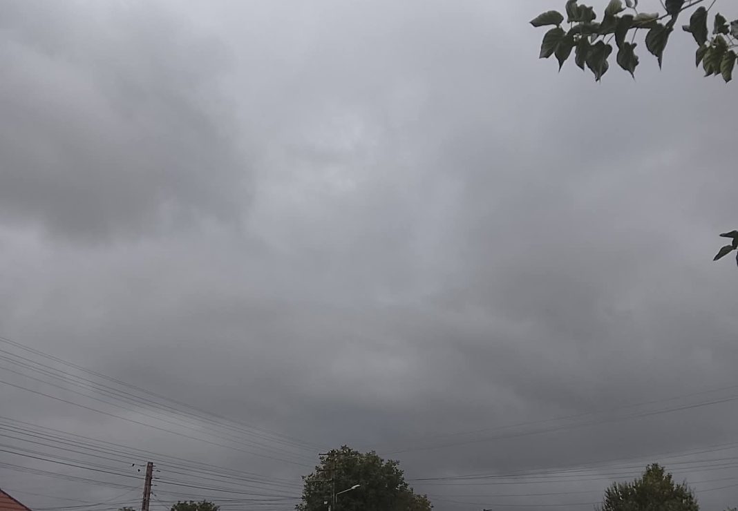 Atenție! Ploi abundente și furtuni în următoarele 24 de ore 