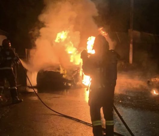 Autoutilitară cuprinsă de flăcări pe DN 71, în Moroeni, intervenție promptă a pompierilor Autoutilitară cuprinsă de flăcări pe DN 71, în Moroeni, intervenție promptă a pompierilor