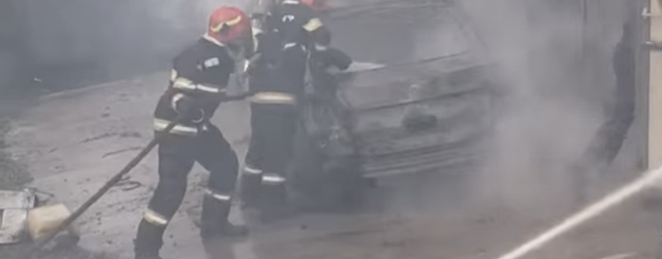  Incendiu devastator la Frasin-Deal: Două mașini făcute scrum!