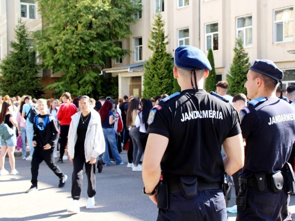 Jandarmii dâmbovițeni, vigilenți și alături de elevi la debutul noului an școlar Jandarmii dâmbovițeni, vigilenți și alături de elevi la debutul noului an școlar