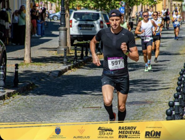 Jandarmul montan Ionuț Timofte triumfă la „Râșnov Medieval Run 2025” Jandarmul montan Ionuț Timofte triumfă la „Râșnov Medieval Run 2025”