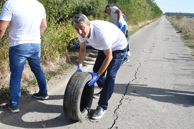 Răcari se mobilizează pentru natură: Pădurea Ioneasca a fost curățată de comunitate