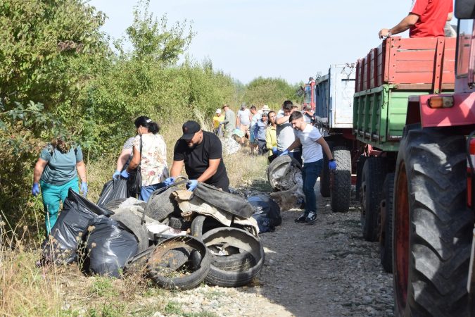 Răcari se mobilizează pentru natură: Pădurea Ioneasca a fost curățată de comunitate