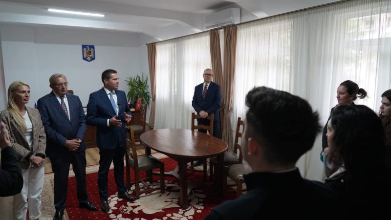 Șapte tineri au început programul de internship la Consiliul Județean Dâmbovița