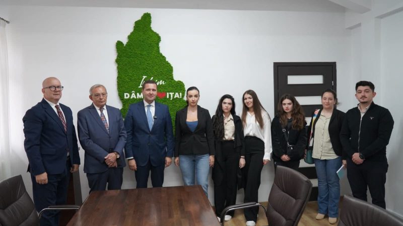 Șapte tineri au început programul de internship la Consiliul Județean Dâmbovița