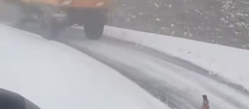 Se circulă în condiții de iarnă pe Transfăgărășan, intervenție în desfășurare