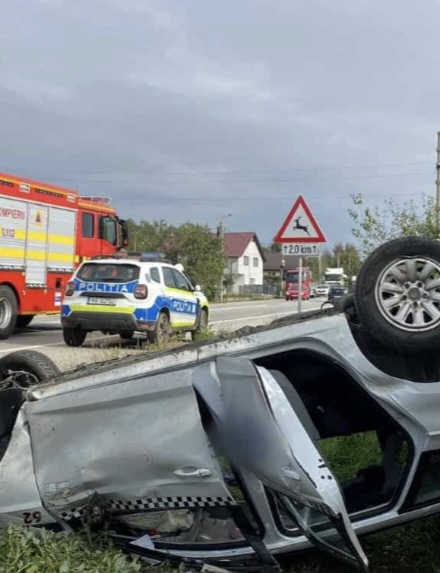 Șofer rănit după ce a pierdut controlul mașinii pe DJ 702A și s-a răsturnat 