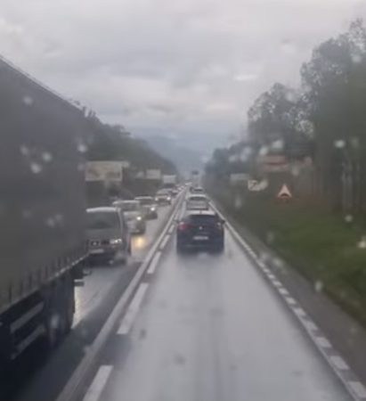 Avertizare meteo pe tot parcursul zilei de astăzi: Ploi abundente și vânt puternic în sud-estul României