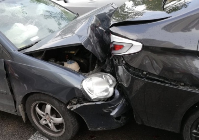 Carambol la Ulmi, patru vehicule implicate și doi răniți transportați la spital