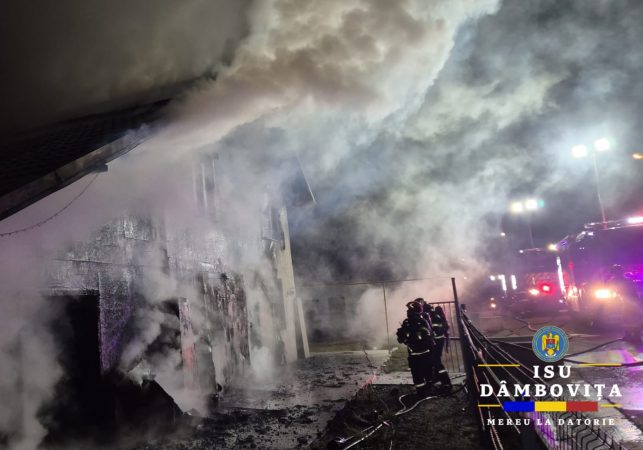 Casa mistuita de flăcări, pompierii au intervenit pe tot parcursul nopții Casa mistuita de flăcări, pompierii au intervenit pe tot parcursul nopții