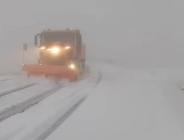 Circulația pe Transfăgărășan (DN7C) se închide temporar din cauza vremii severe Circulația pe Transfăgărășan (DN7C) se închide temporar din cauza vremii severe