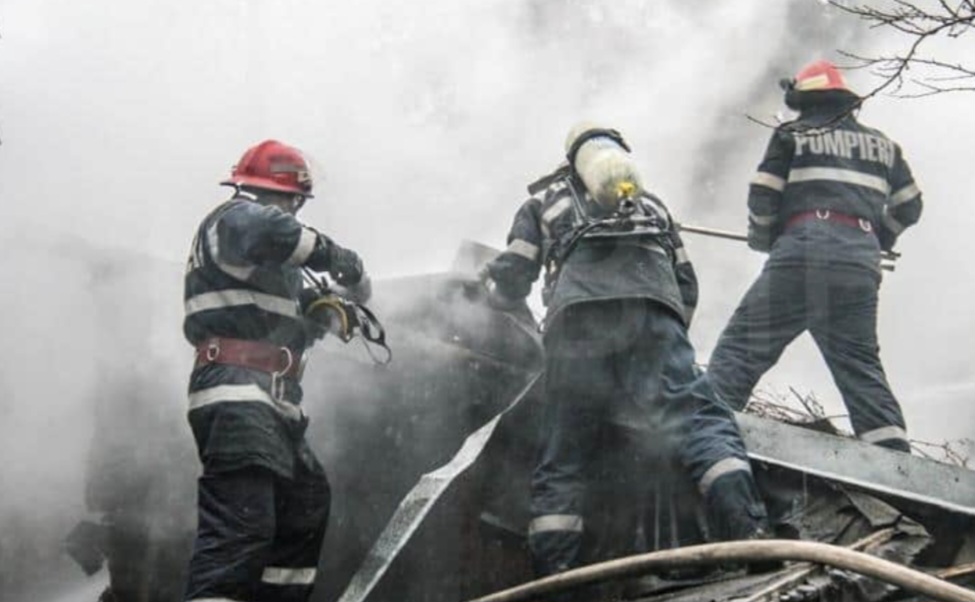 ISU Dâmbovița intervine la un incendiu în comuna Ludești, sat Telești