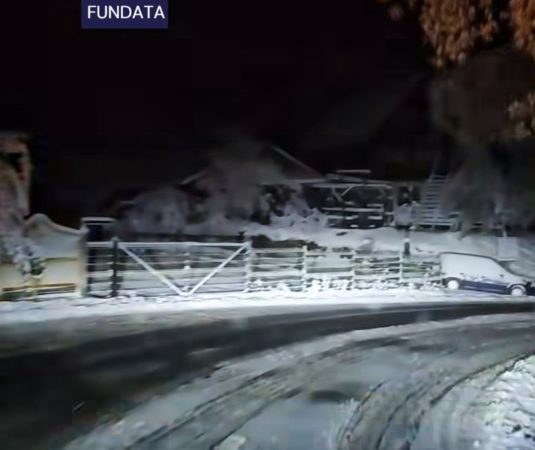 Iarnă în toată regula la Bran, Moieciu și Fundata – drumarii au lucrat nonstop