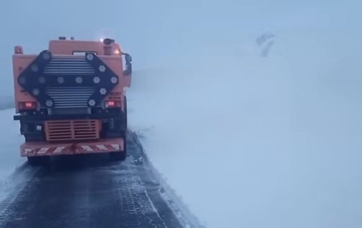 Intervenție masivă pe Transalpina, utilaje în acțiune pentru deszăpezirea DN 67C Intervenție masivă pe Transalpina, utilaje în acțiune pentru deszăpezirea DN 67C