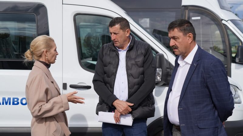 CJ Dâmbovița: Microbuze școlare noi pentru elevi – transport modern și ecologic