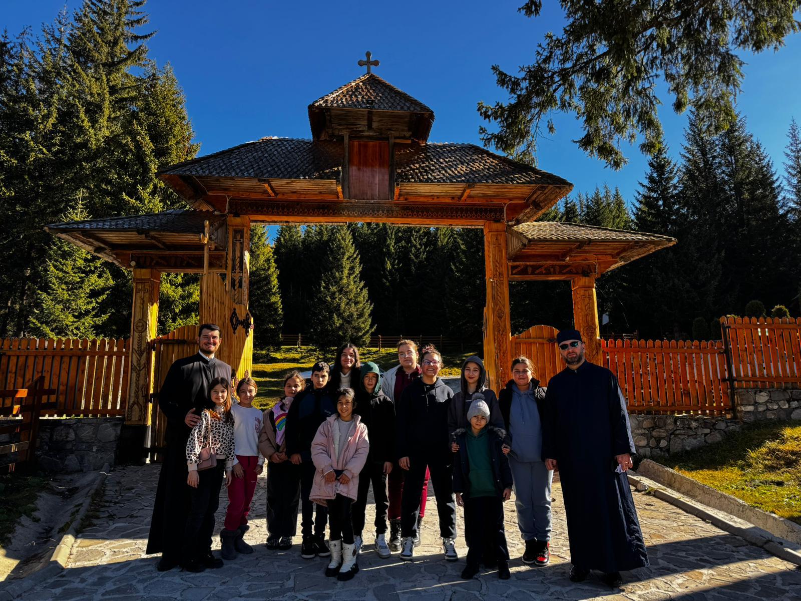 Tabără de toamnă pentru tinerii activi în parohia Ocnița I la Mănăstirea Peștera Ialomiței