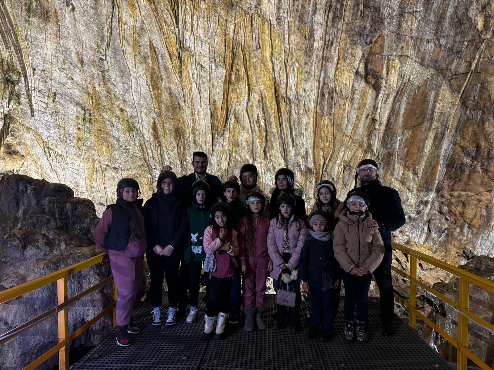 Tabără de toamnă pentru tinerii activi în parohia Ocnița I la Mănăstirea Peștera Ialomiței