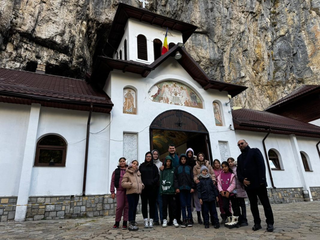 Tabără de toamnă Tabără de toamnă pentru tinerii activi în parohia Ocnița I la Mănăstirea Peștera Ialomiței