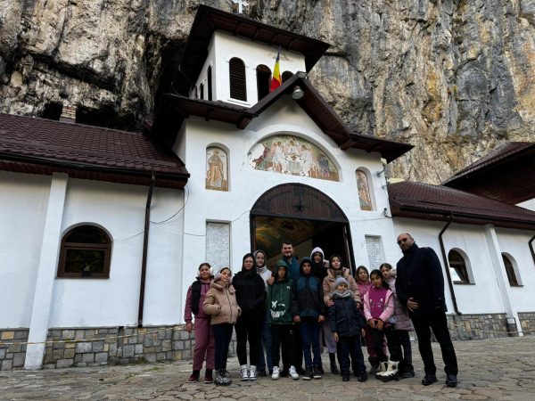 Tabără de toamnă pentru tinerii activi în parohia Ocnița I la Mănăstirea Peștera Ialomiței Tabără de toamnă pentru tinerii activi în parohia Ocnița I la Mănăstirea Peștera Ialomiței