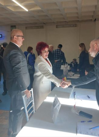 Tinerii dâmbovițeni, față în față cu angajatorii: Aproape 600 de locuri de muncă oferite la Bursa Absolvenților de la Târgoviște