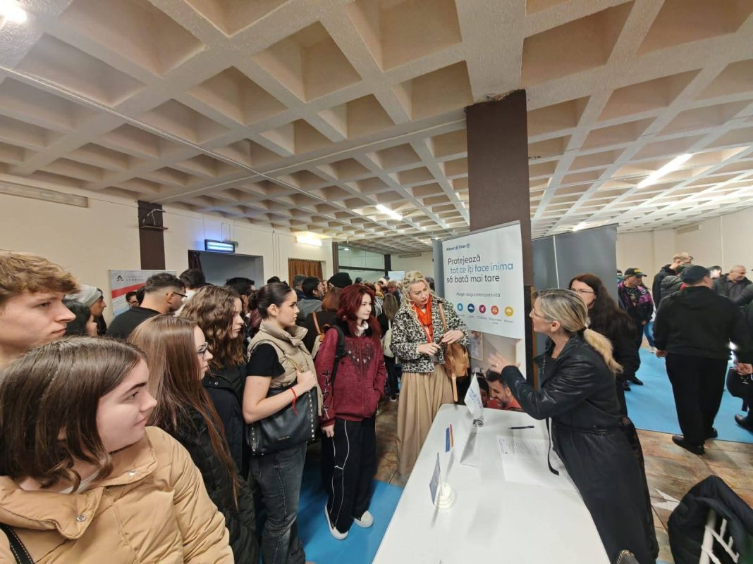 Tinerii dâmbovițeni, față în față cu angajatorii: Aproape 600 de locuri de muncă oferite la Bursa Absolvenților de la Târgoviște