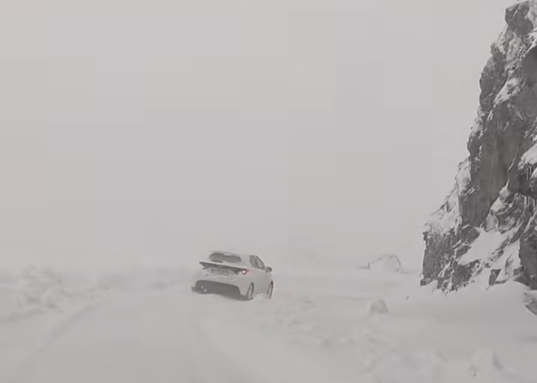 Transfăgărășanul închis temporar din cauza vremii severe 