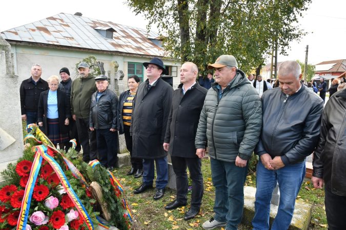 Ziua Armatei Române, sărbătorită la Ghimpați prin depuneri de coroane și omagiu eroilor Ziua Armatei Române, sărbătorită la Ghimpați prin depuneri de coroane și omagiu eroilor