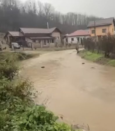 Cod Galben de inundații în Dâmbovița risc de viituri și scurgeri pe versanți în următoarele 24 de ore Cod Galben de inundații în Dâmbovița risc de viituri și scurgeri pe versanți în următoarele 24 de ore