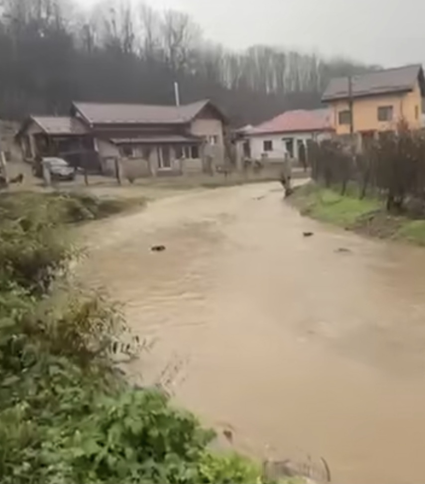 Cod Galben de inundații în Dâmbovița risc de viituri și scurgeri pe versanți în următoarele 24 de ore