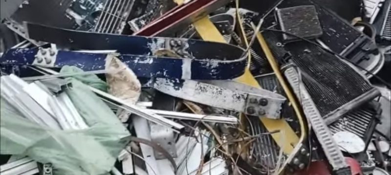 Cu drone și sute de mascați, polițiști, jandarmi și comsari de Mediu, pe urmele mafiei deșeurilor din Dâmbovița