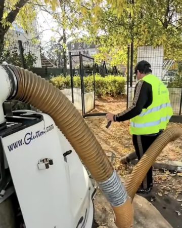 Direcția de Salubritate Târgoviște, la datorie: Frunzele de toamnă strânse din parcuri și de pe bulevarde