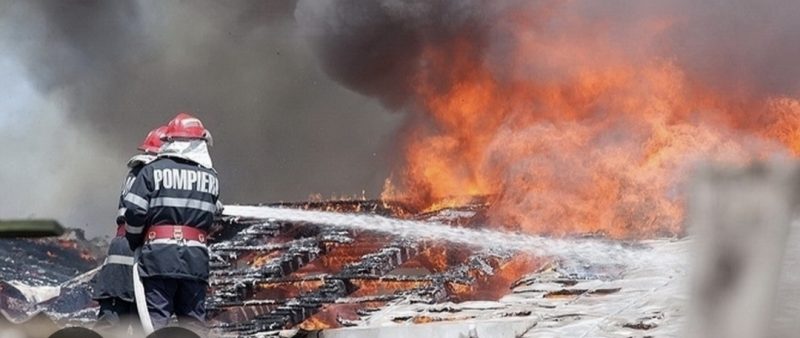 Incendiu la o casă din Poiana, intervenție promptă a pompierilor Incendiu la o casă din Poiana, intervenție promptă a pompierilor