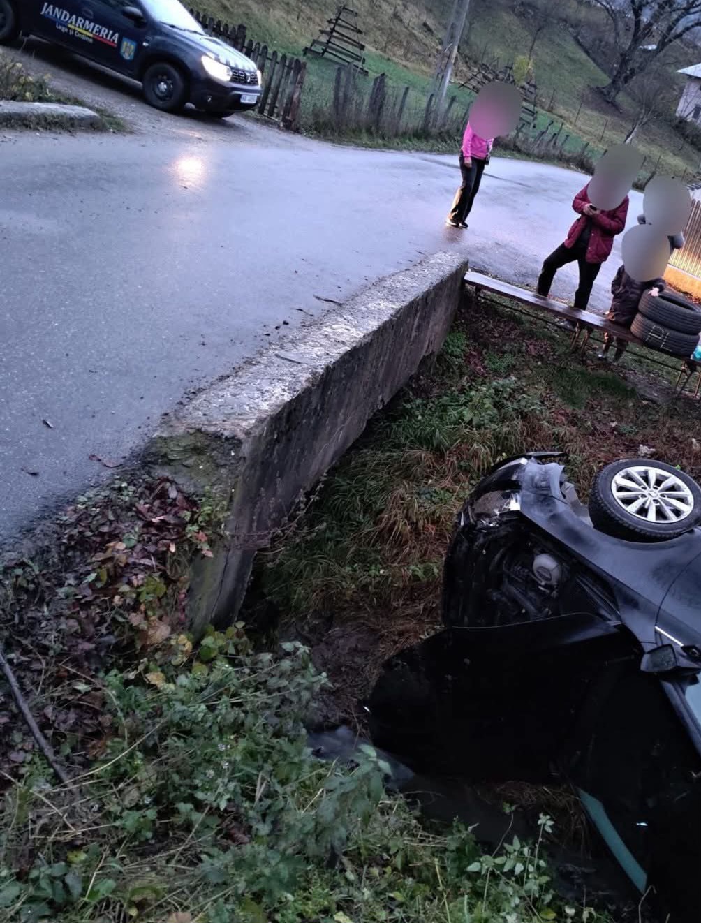 Intervenție salvatoare a jandarmilor,  o femeie a fost salvată după ce mașina i-a căzut de pe pod