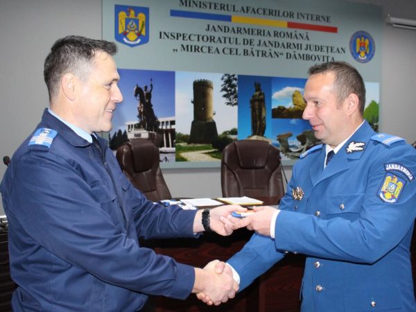 Moment festiv la Jandarmeria Dâmbovița: Avansări în grad înainte de 1 Decembrie Moment festiv la Jandarmeria Dâmbovița: Avansări în grad înainte de 1 Decembrie