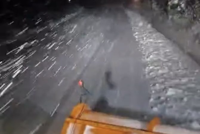 Ninsori abundente în Covasna și Harghita: Drumuri curățate de echipele de deszăpezire