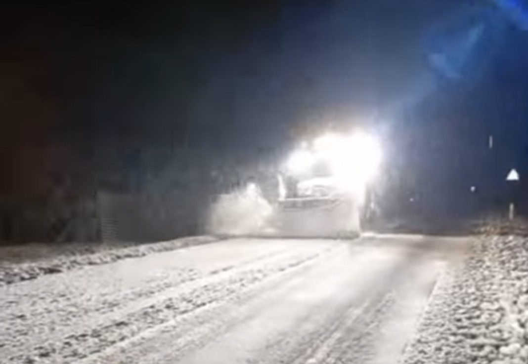 Ninsori abundente în Covasna și Harghita: Drumuri curățate de echipele de deszăpezire