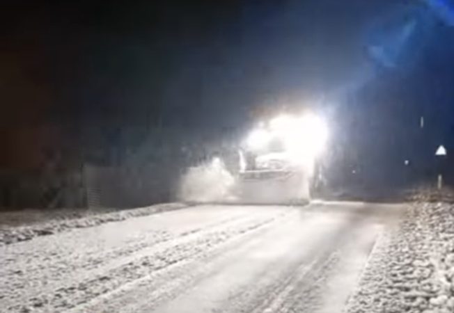 Ninsori abundente în Covasna și Harghita: Drumuri curățate de echipele de deszăpezire