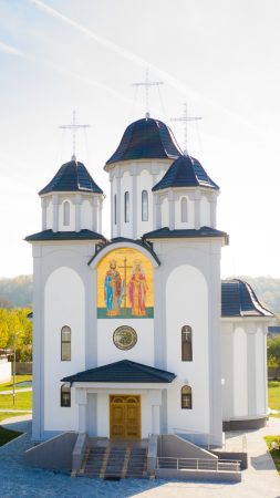 Pe 9 npiembrie, sfințirea Bisericii „Sfinții Împărați Constantin și Elena” din Moreni, județul Dâmbovița Pe 9 npiembrie, sfințirea Bisericii „Sfinții Împărați Constantin și Elena” din Moreni, județul Dâmbovița