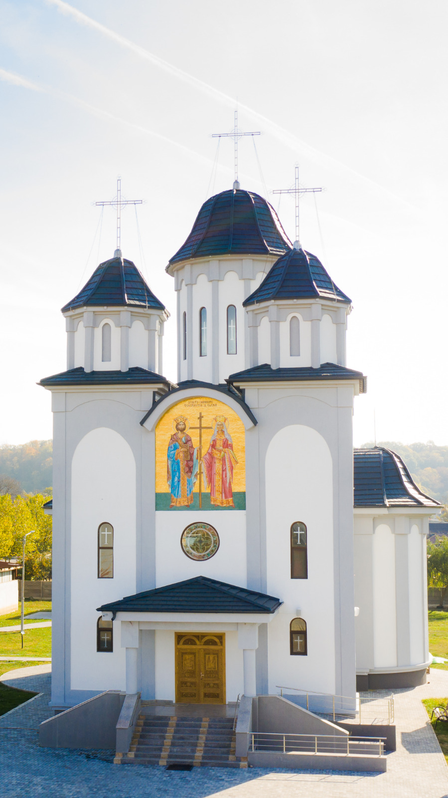 Pe 9 npiembrie, sfințirea Bisericii „Sfinții Împărați Constantin și Elena” din Moreni, județul Dâmbovița