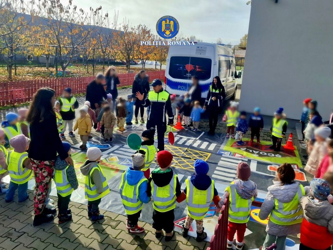 Preșcolarii din Târgoviște învață reguli de circulație prin joc și simulări interactive
