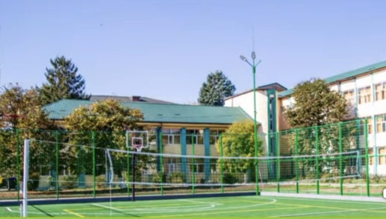 Președintele CJ Dâmbovița, Corneliu Ștefan, a fost prezent la inaugurarea noilor terenuri de fotbal și baschet la Liceul Teoretic „I. C. Vissarion” din Titu